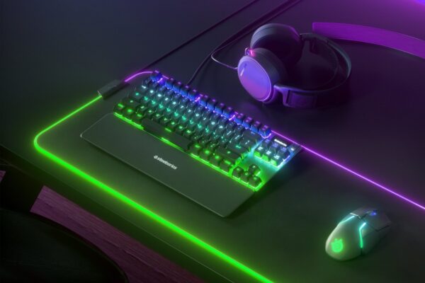 ⁦ستيل سيريس Apex 7 TKL Gaming Keyboard – لوحة مفاتيح ألعاب بدون مفاتيح رقمية (Tenkeyless)، مزودة بمفاتيح Red Switch، مع شاشة OLED مدمجة⁩ - الصورة ⁦3⁩